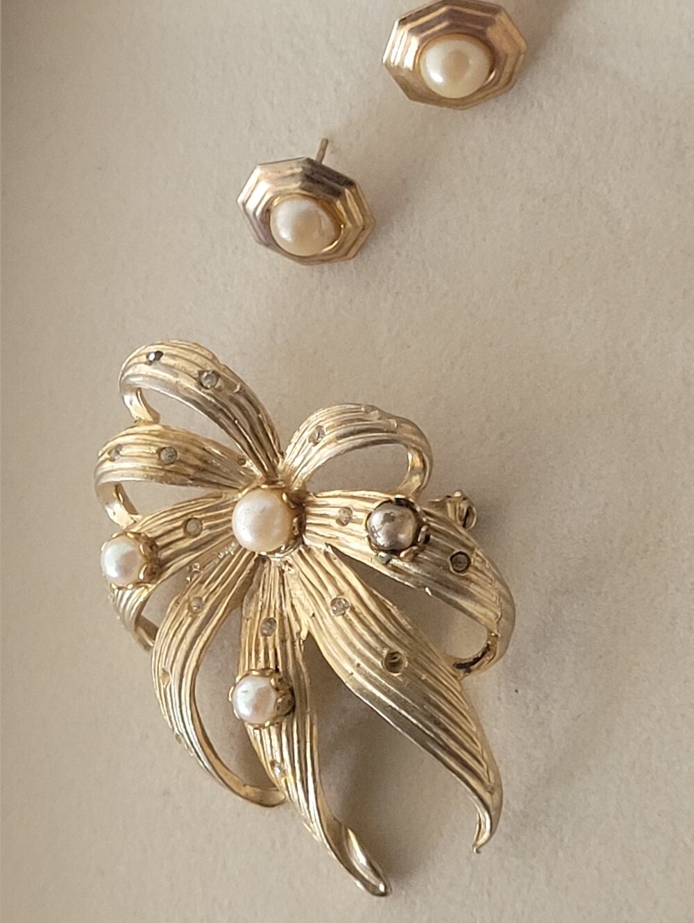 Gold-Tone Pearl Floral Burst Brooch with Octogon Pearl Stud Pierced Earrings EUC